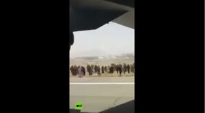 Hombre se graba mientras se aferraba a un avión para huir de Kabul