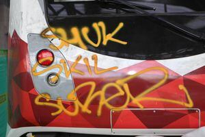 Dos personas detenidas por pintar grafitis en vagón del Metro de Quito