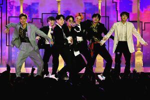 Grupo BTS participa de importante programa de TV inglês e faz performance espetacular de ‘Boy With Luv’