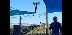 Sheriff de Nuevo México es interrumpido en medio de un discurso por dildo que vuela en un dron
