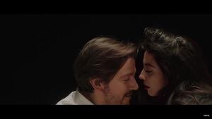 Mon Laferte lanza "El beso", nuevo sencillo y videoclip con la participación de Diego Luna y convoca a "besatón"