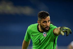 Claudio Bravo titular en Sudamérica para un soñado duelo de estrellas ante Europa