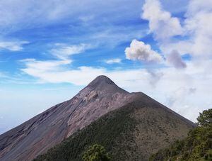 Volcán de Fuego registra explosiones y lanza ceniza