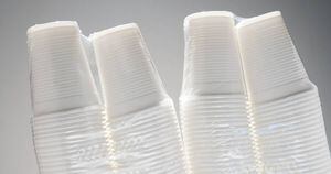 Lei proíbe copo e prato de plástico em estabelecimentos comerciais
