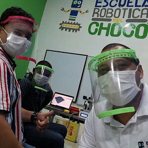 La escuela de robótica que produce tapabocas para donarlos a hospitales de Chocó