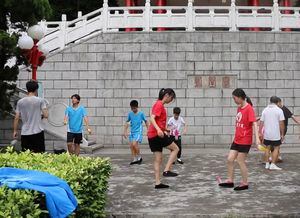 Malabaristas chinos muestran sus sorprendentes habilidades con sana distancia
