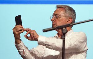 El trino de Uribe a Santos por el que lo tildan de 'entusado'