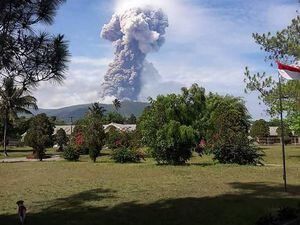 Tras terremoto y tsunami, Indonesia sufre la erupción de un volcán