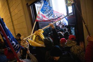Muere una mujer herida de bala tras protestas en el Capitolio en Estados Unidos