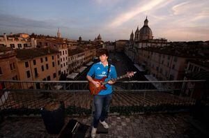 Guitarrista en Roma toca desde los tejados para mitigar el confinamiento