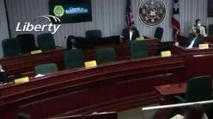 Evalúan querella en Ética contra representante Nogales por acostarse en mesa en una vista pública