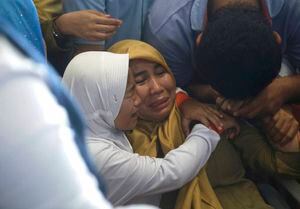 Escenas de dolor en Indonesia: la tensa y desoladora espera de familiares y amigos de pasajeros del Lion Air que se estrelló en pleno mar