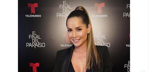 Carmen Villalobos revienta Instagram al posar en vestido transparente que deja ver de más