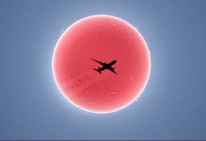 Un fotógrafo captura el momento exacto en el que un avión “atraviesa” al Sol