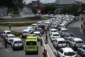 VIDEO. Manifestación de taxistas impide paso de ambulancia en zona 1