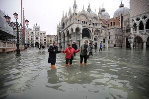 Venecia está más triste que en la canción de Charles Aznavour: vuelve a inundarse tres días después de marea récord