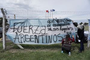 "Si los 33 mineros de Chile salieron, nuestros 44 también": familiares de los tripulantes del submarino argentino intentan no perder las esperanzas