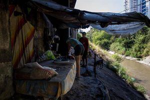 Los puentes de Caracas se convierten en el techo de nuevos y viejos pobres en Venezuela