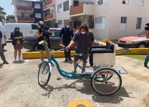 Productor cumple promesa y regala bicicleta para pasear a una madre
