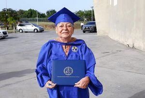 Profesora se gradúa después de 42 años dando clases en la UPR