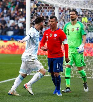 El tremendo choque entre Medel y Messi que le costó la roja a ambos en Copa América