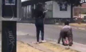 VIDEO: Hizo gatear a su novio en plena calle para perdonarle una infidelidad