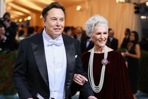 Maye Musk y su historia más allá de Elon: de los maltratos de su esposo al éxito en el modelaje y la nutrición