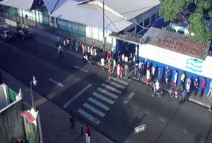 Ecuatorianos madrugaron para ejercer su voto pero con inconvenientes inició el proceso de votación
