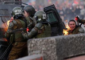 Chile: dos mujeres policías fueron impactadas con bombas molotov
