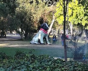 "Con el perrito no": acusan que desconocidos vandalizaron estatua del "Negro Matapacos"  y la tiñeron de verde
