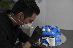 Repostero guatemalteco sortea la pandemia con pasteles de “coronavirus”