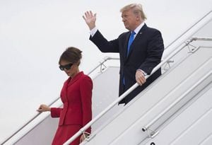 Donald y Melania Trump se roban las miradas en París en medio de tormenta política en Washington