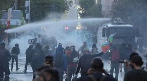 Policía utiliza cañones de agua en una protesta contra la brutalidad policial en Chile