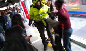 Ataque de un perro a agentes de policía en plena estación de TransMilenio