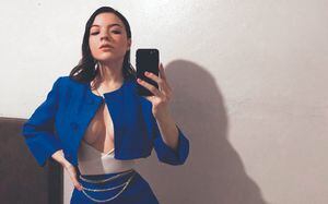 Joven le da nueva vida a textiles y ropa de segunda mano