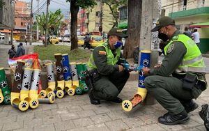 Fabrican dispensadores de comida para alimentar a animales callejeros durante la cuarentena