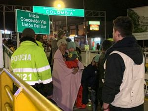 Últimos migrantes venezolanos entran a Ecuador antes de requisito de visa
