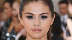 Selena Gomez siempre luce unas cejas perfectas y así es que lo logra