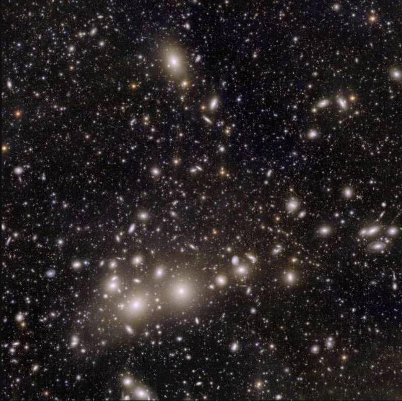 El telescopio Euclid captó una imagen de las 1.000 galaxias que contiene el cúmulo de Perseo, así como de 100.000 galaxias débiles y distantes situadas detrás del cúmulo.| Foto: ESA