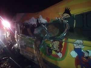 Acidente entre caminhão, ônibus e van deixa 12 mortos e 22 feridos na BR-101, na Bahia