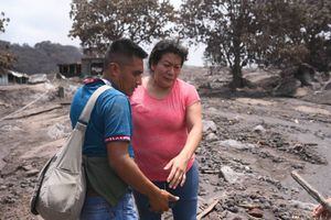 Mujer busca a 40 familiares que murieron soterrados tras erupción del volcán de Fuego en Guatemala