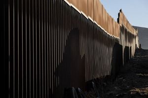 Patrulla Fronteriza halla a 63 migrantes dentro de un tráiler en Texas