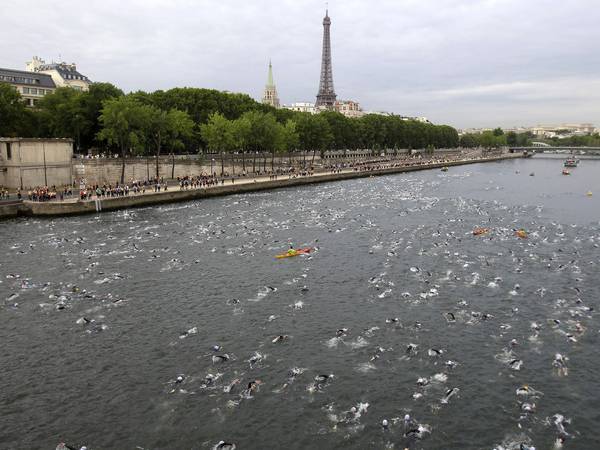 Alcaldesa de París confía que calidad del agua permitirá nado olímpico en el río Sena