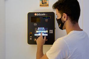 “Son ilegales”: Reino Unido obliga a cerrar cajeros de criptomonedas como Bitcoin