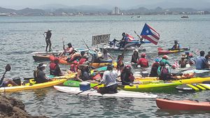 Protesta acuática hace guardia a las afueras de Fortaleza