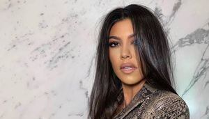 Kourtney Kardashian y el vestido estilo pijama que te sirve para salir a la calle o estar en casa
