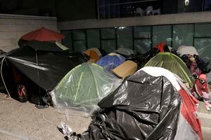 Quieren irse a su país: 120 ciudadanos colombianos acampan frente al consulado