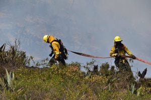 Incendio en el Casitagua: bomberos recibieron ayuda y alimento de moradores de Pomasqui
