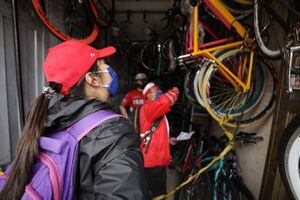 Las bicicletas robadas que fueron recuperadas en operativos a locales en Bogotá