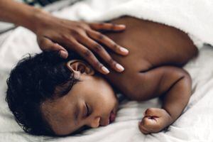 Bebé de dos meses sobrevive varios días sobre el cuerpo sin vida de su madre